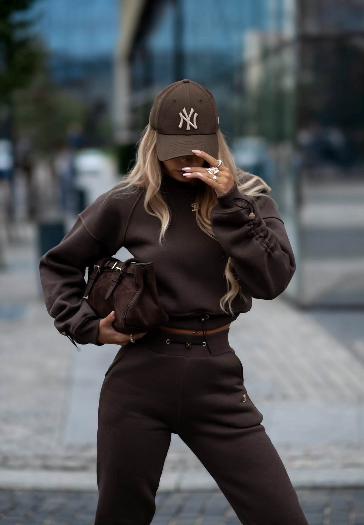Damen Sweat Set in Braun: kurzer Sweater mit Tunnelzug und Slim Fit Hose, kombiniert mit Cap und Tasche