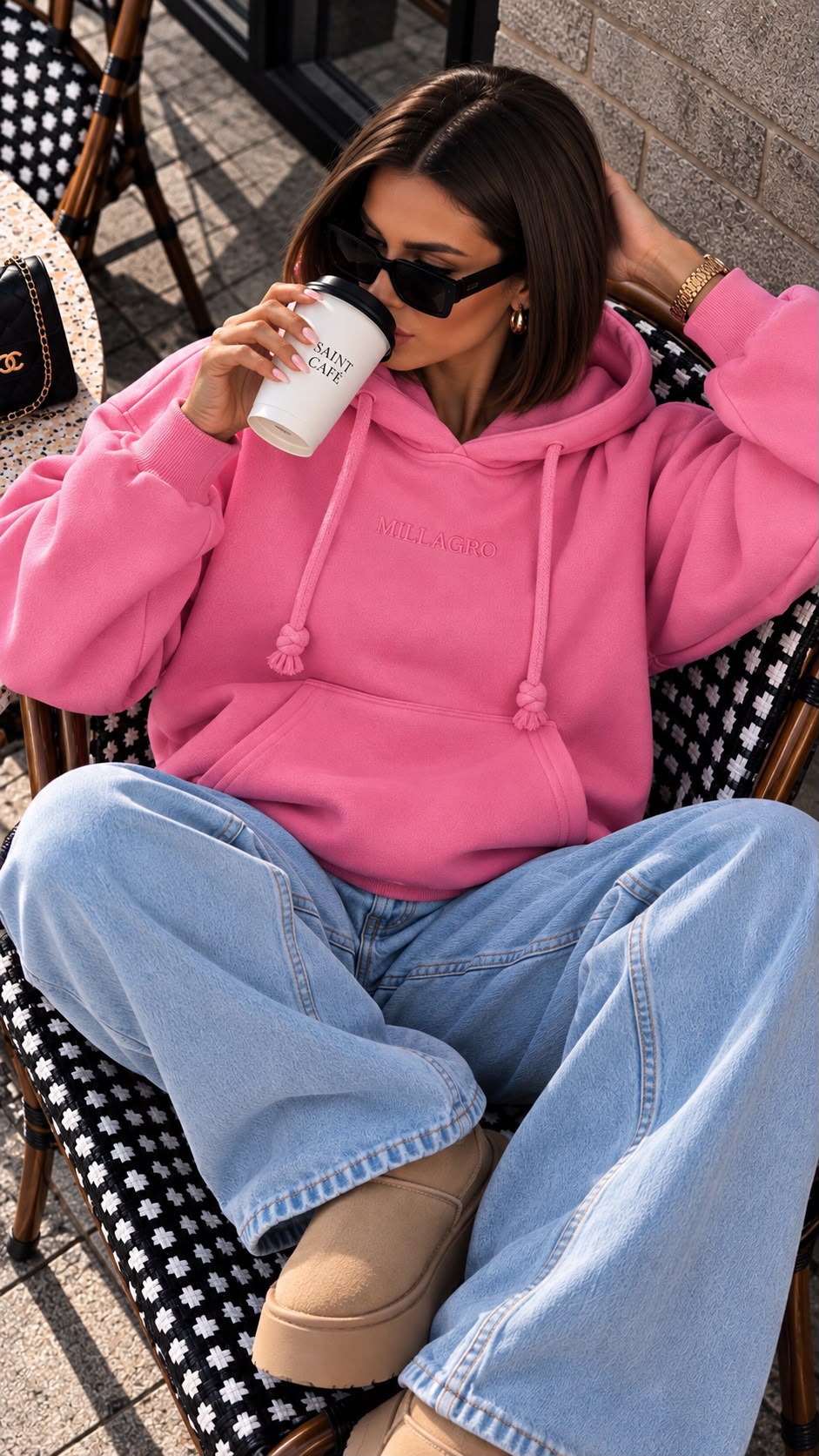 ILLAGRO MONROU Oversize-Hoodie in Pink mit Kapuze und Kängurutasche, an einem sitzenden Model mit Jeans.