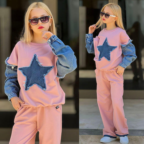 Mädchen trägt 2-teiliges Set in Rosa mit Denim-Stern-Patch und Jeans-Ärmeln