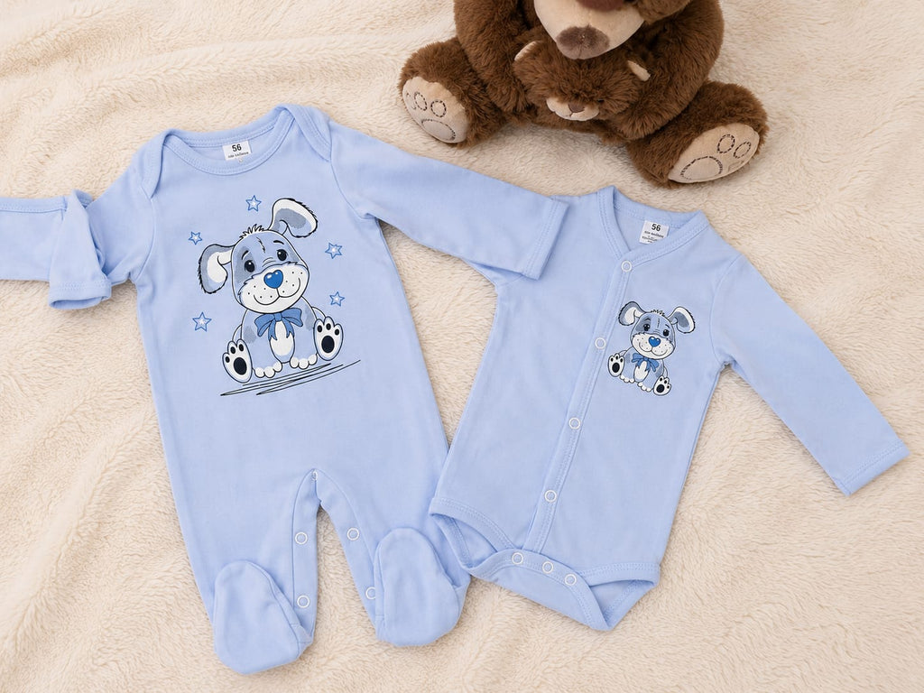 Hellblauer Baby-Strampler und Body mit Hündchen-Motiv und Sternen