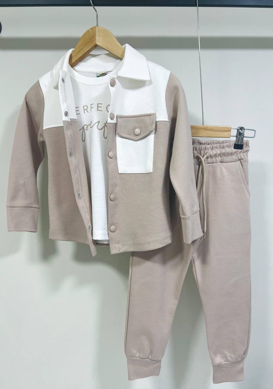 3-teiliges Jungen-Set Beige-Weiß – Hemdjacke, weißes Longsleeve und Jogginghose 