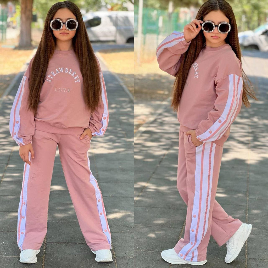 2-teiliges Set: Sweatshirt + Hose
modische Seitenstreifen mit dekorativen Druckknöpfen