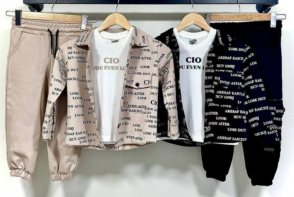 3-teiliges Jungen-Set Letter-Print in Beige und Schwarz – Hemdjacke, T-Shirt und Jogginghose 