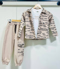 3-teiliges Jungen-Set Letter-Print Beige – Hemdjacke mit All-over-Print, weißes T-Shirt und Jogginghose 