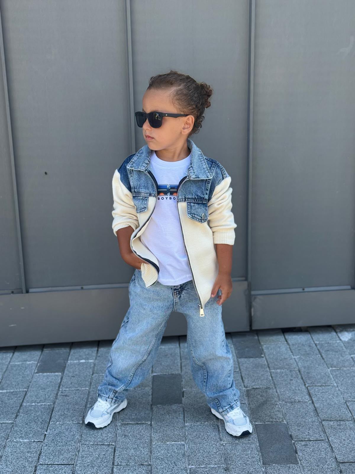  Komplet Outfit, Strickjacke mit Jeans-Details, einer Baggy-Jeans und einem T-Shirt , Jacke in Creme