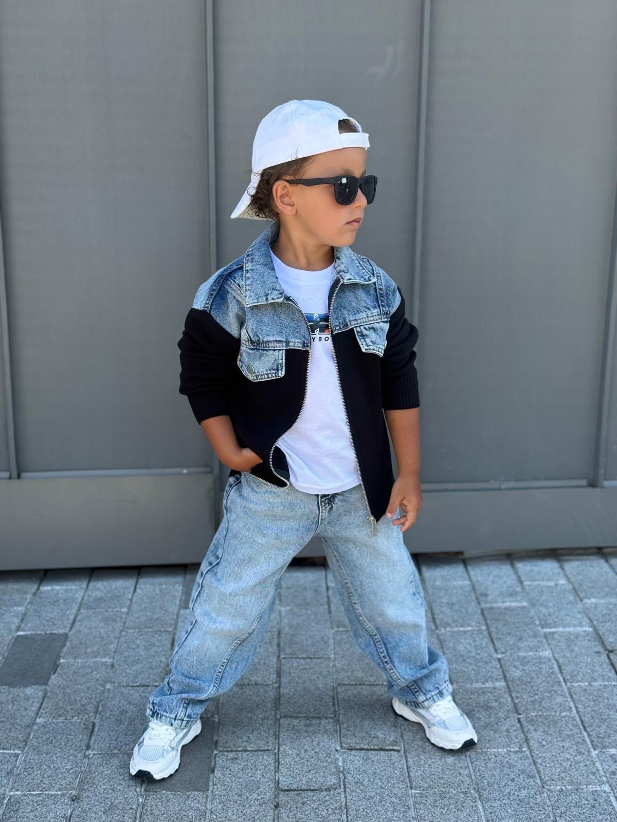  Komplet Outfit, Strickjacke mit Jeans-Details, einer Baggy-Jeans und T-Shirt, Jacke in Schwarz