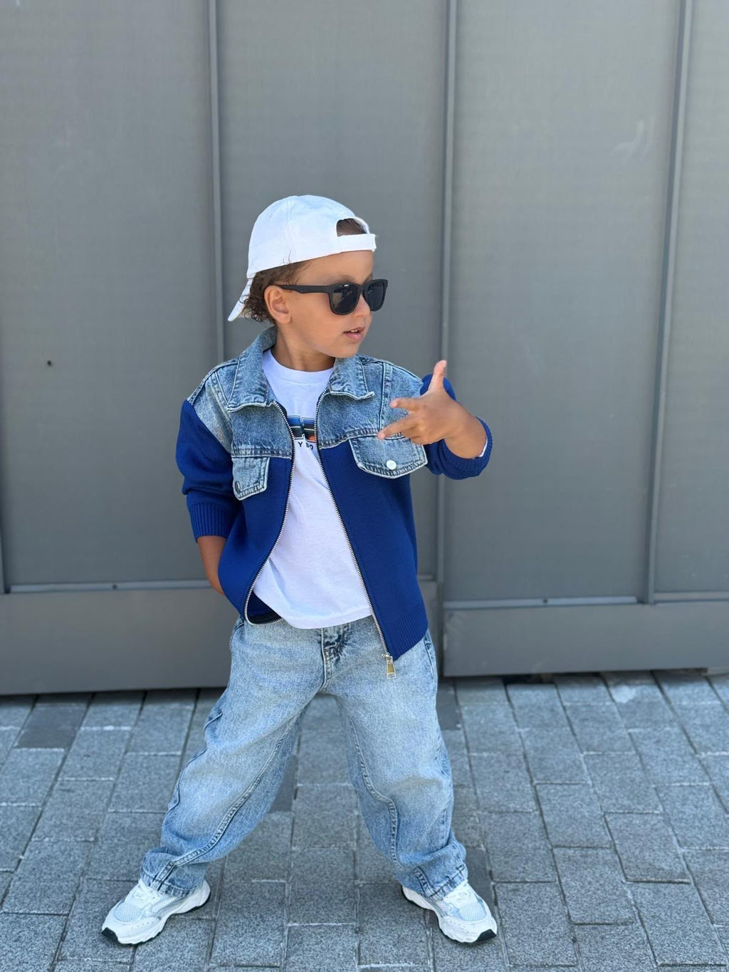  Komplet Outfit, Strickjacke mit Jeans-Details, einer Baggy-Jeans und einem schlichten T-Shirt 