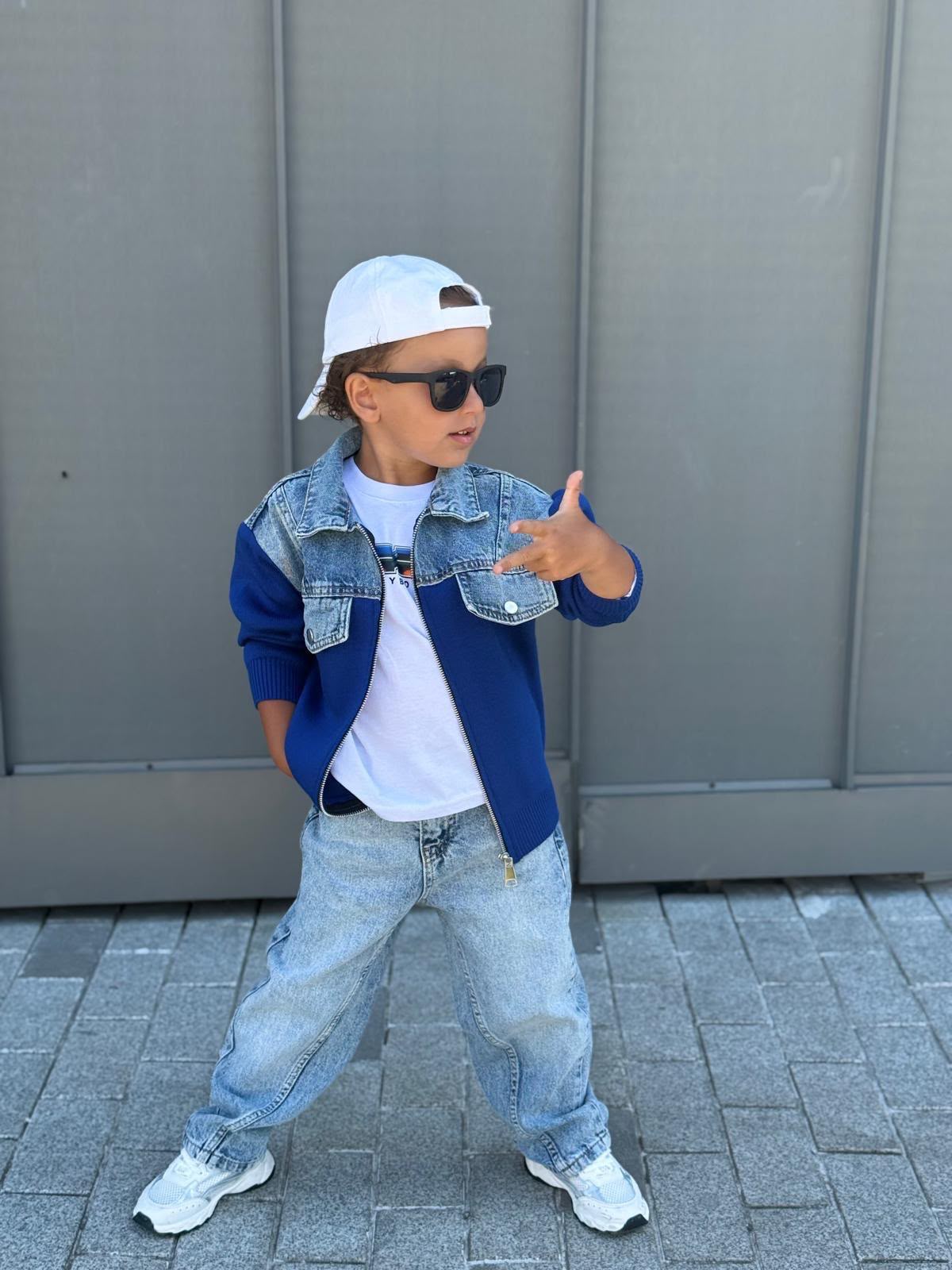  Komplet Outfit, Strickjacke mit Jeans-Details, einer Baggy-Jeans und einem schlichten T-Shirt 