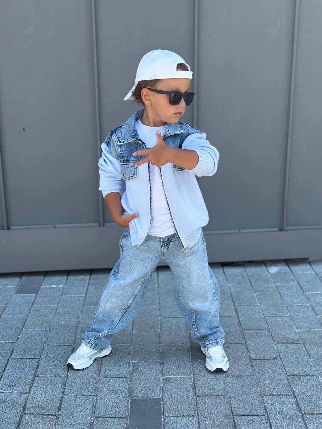  Komplet Outfit, Strickjacke mit Jeans-Details, einer Baggy-Jeans und einem T-Shirt in Hellblau