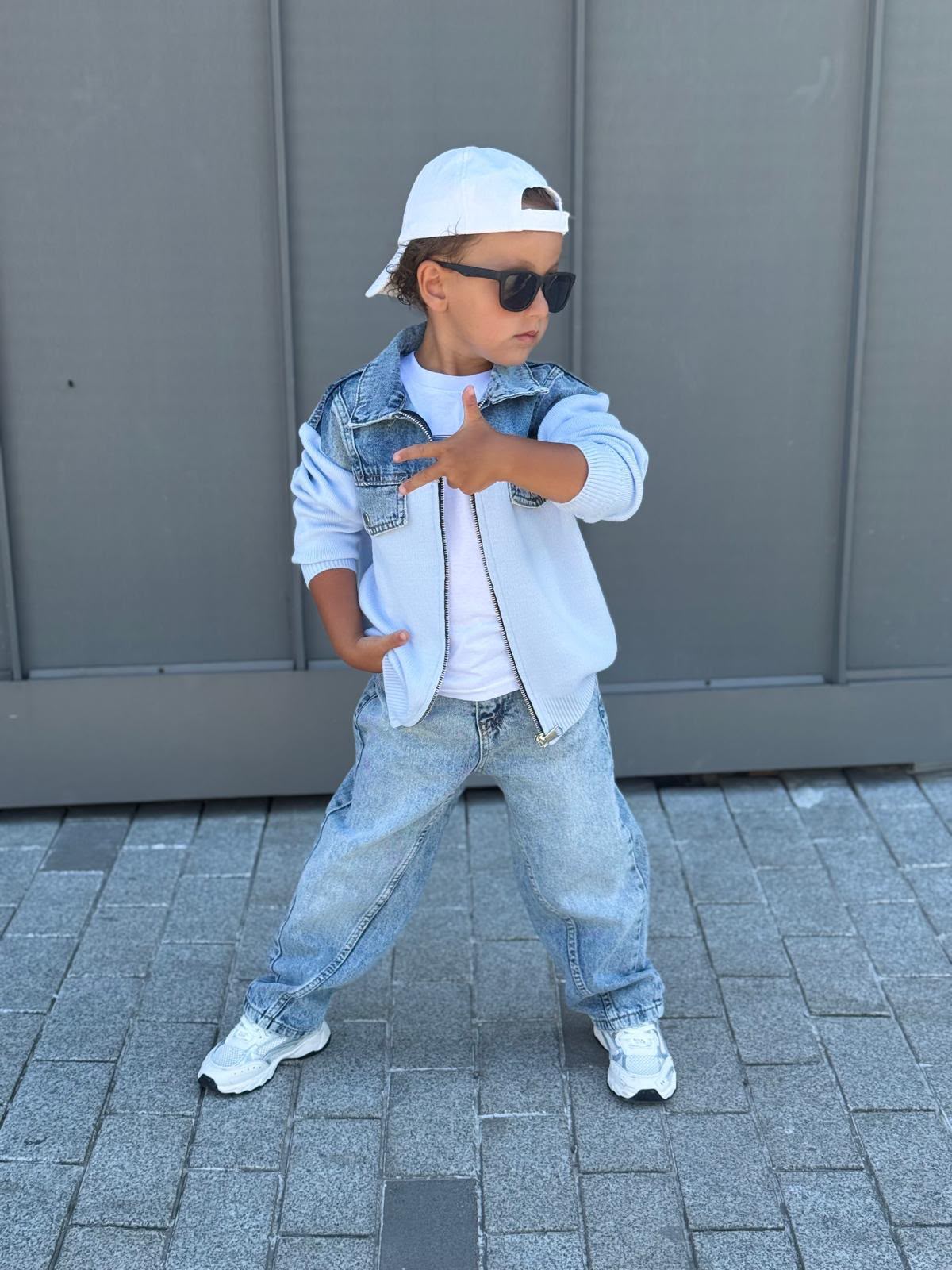  Komplet Outfit, Strickjacke mit Jeans-Details, einer Baggy-Jeans und einem T-Shirt in Hellblau