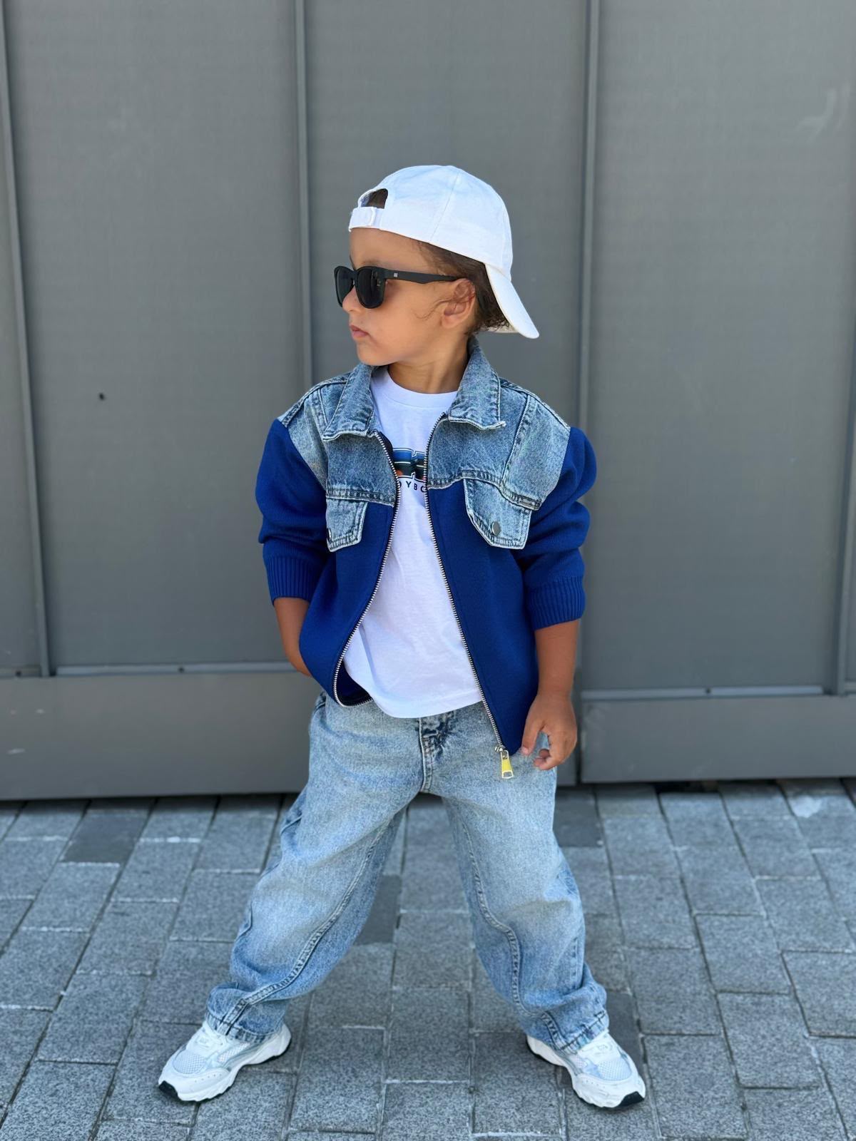  Komplet Outfit, Strickjacke in Blau mit Jeans-Details,  Baggy-Jeans und T-Shirt 