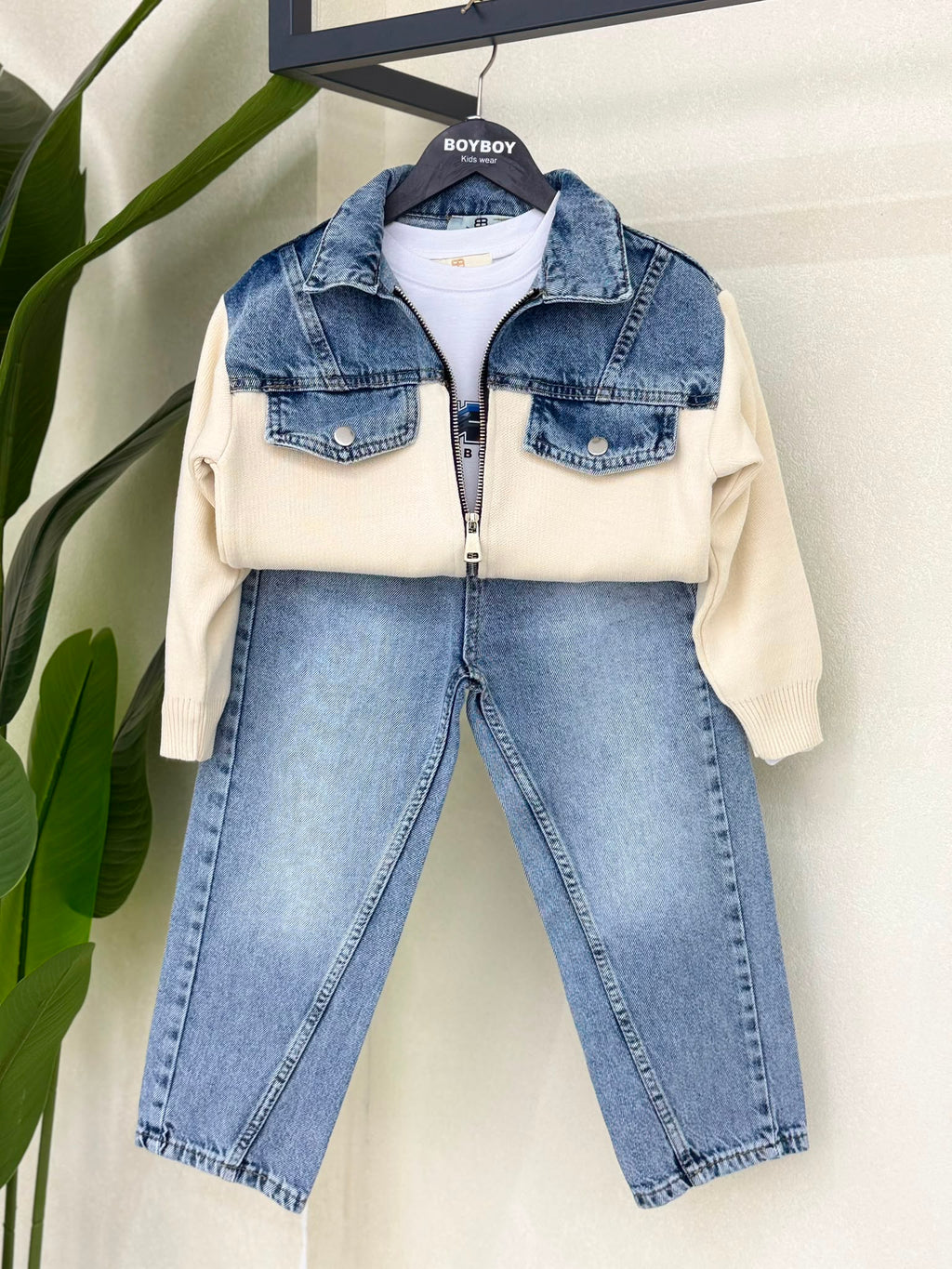 Komplet Outfit, 3- Set, Strickjacke in Creme mit Jeans-Details, einer Baggy-Jeans, T-Shirt 