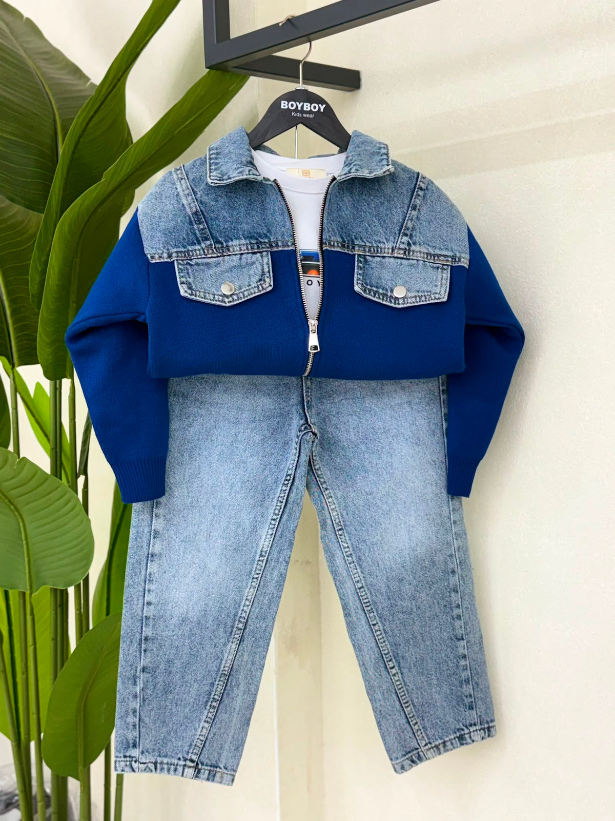  Komplet Outfit, Strickjacke in Blau mit Jeans-Details, einer Baggy-Jeans und einem schlichten T-Shirt 