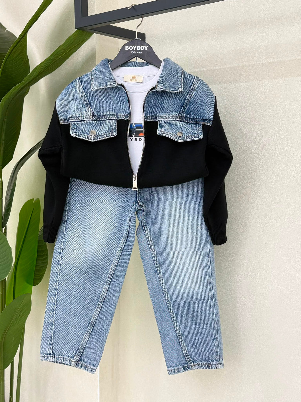  Komplet Outfit, Strickjacke in Schwarz mit Jeans-Details, einer Baggy-Jeans und einem T-Shirt 
