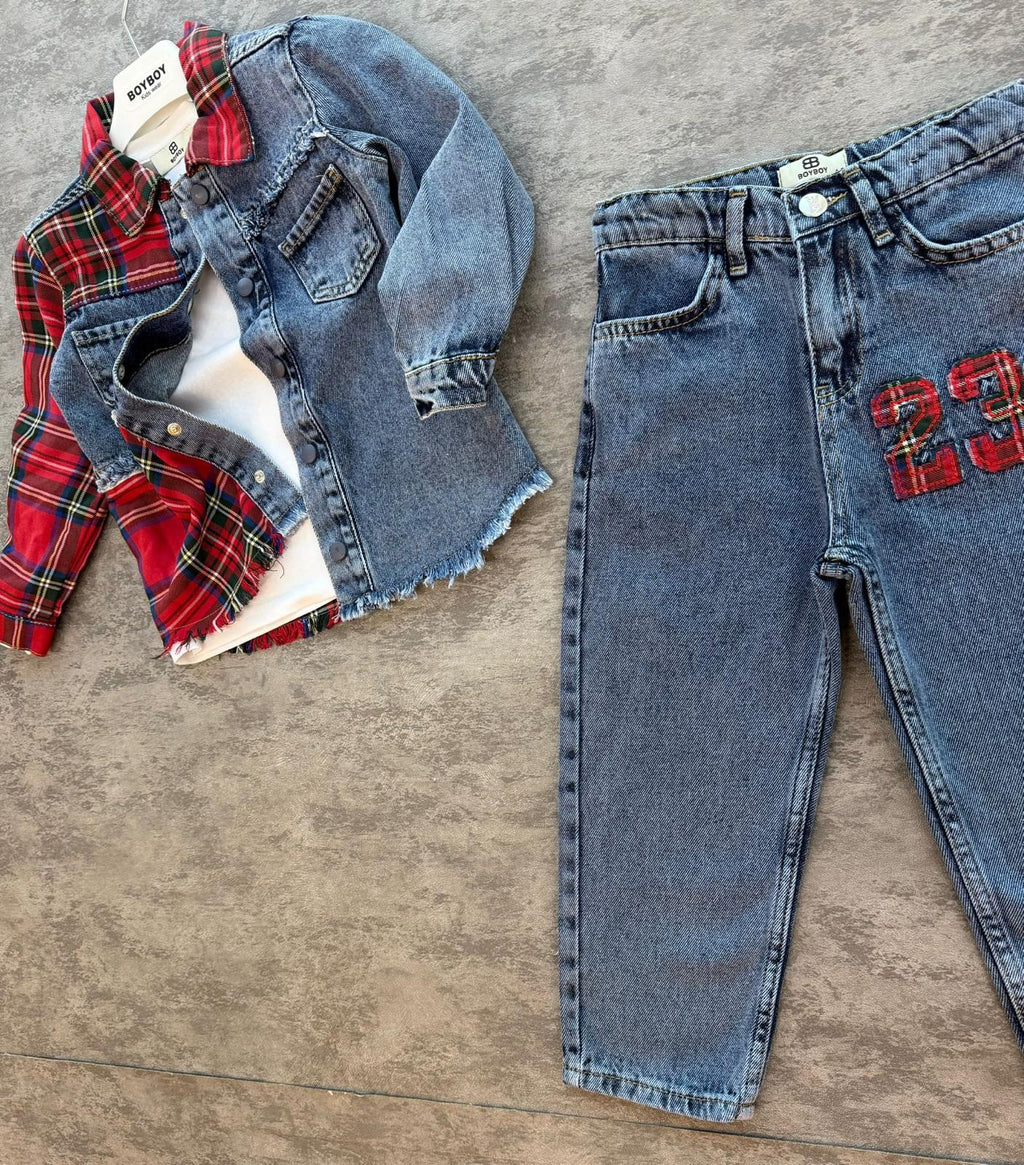 Detailansicht der roten Karo-Einsätze und 23-Applikationen am Jungen-Jeans-Set