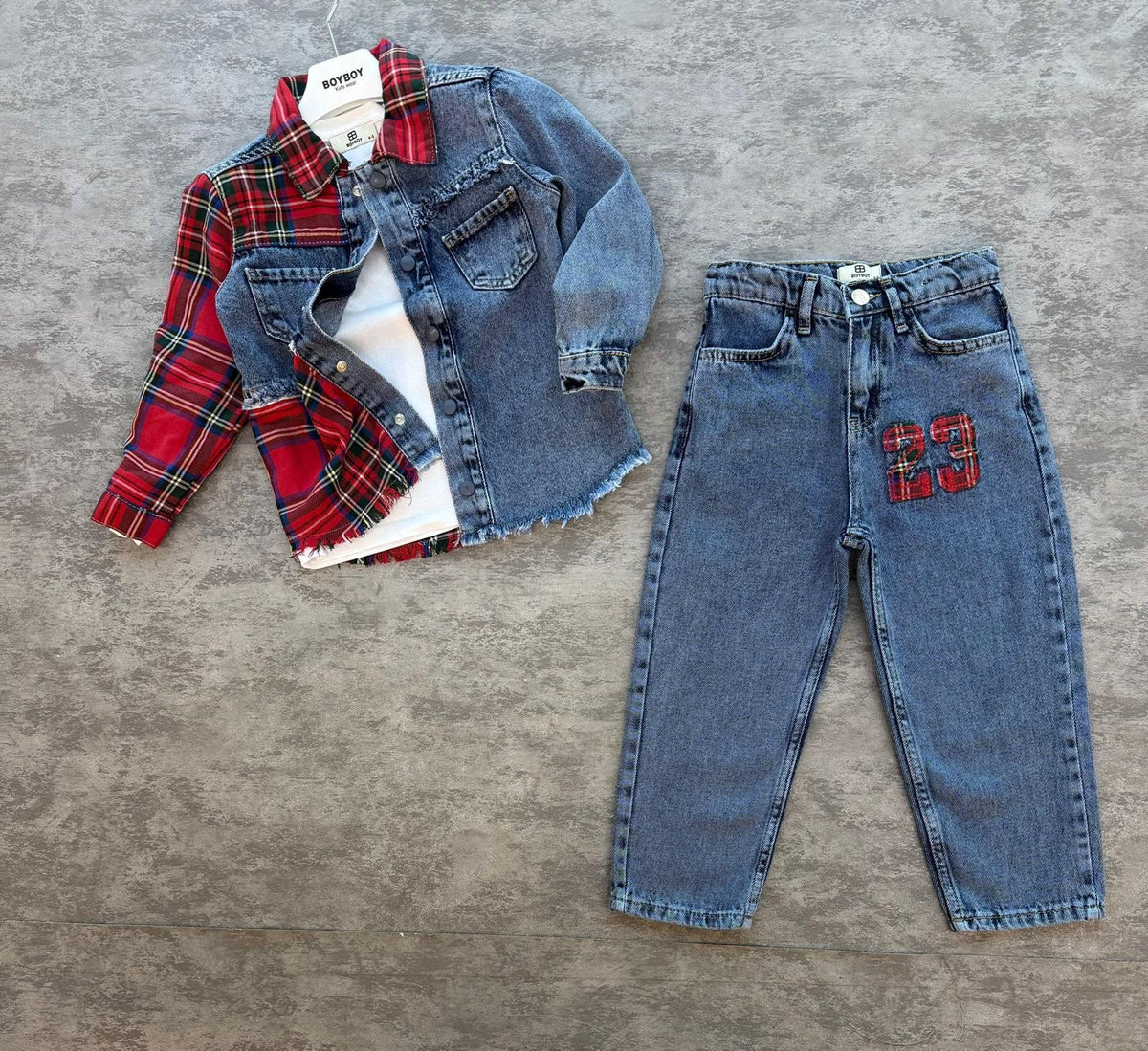 Jungen-Jeanshose mit geradem Schnitt und lässigen Fransen-Details