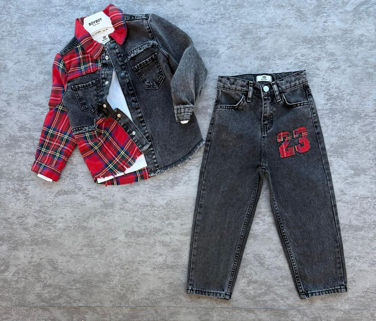 Jungen-Jeansjacke mit Kragen, Knopfverschluss und aufgesetzten Brusttaschen