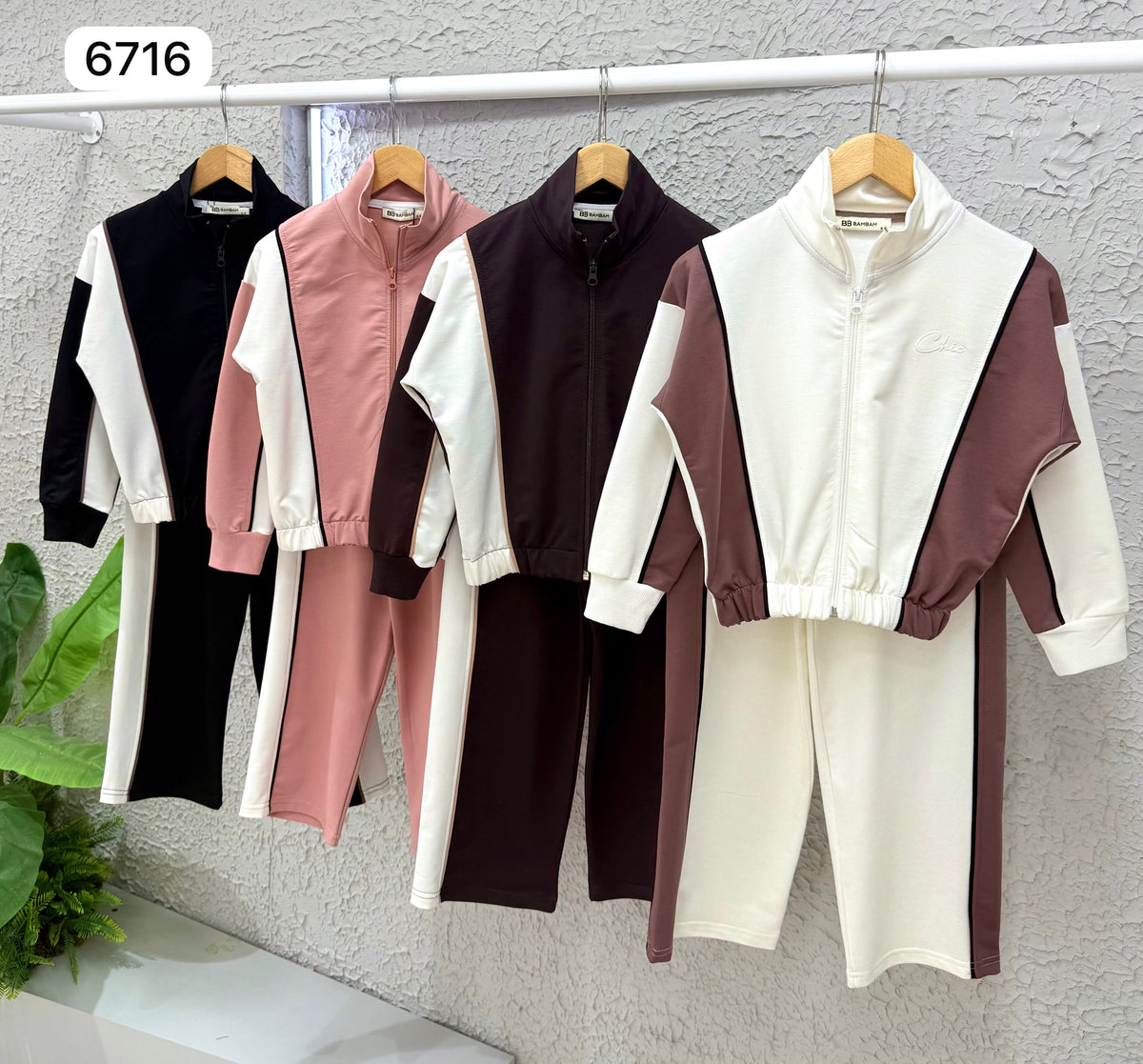 hic Vibes Zweiteiler für Girls am Bügel in allen Farben – Schwarz, Pink, Dunkelbraun und Weiß/Braun mit Seitenstreifen-Detail