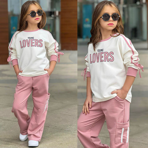 Mädchen-Set „Young Lovers" in Weiß/Pink – Sweatshirt mit rosa Streifen und Schleifenärmeln, rosa Cargo-Hose mit weißem Seitenstreifen