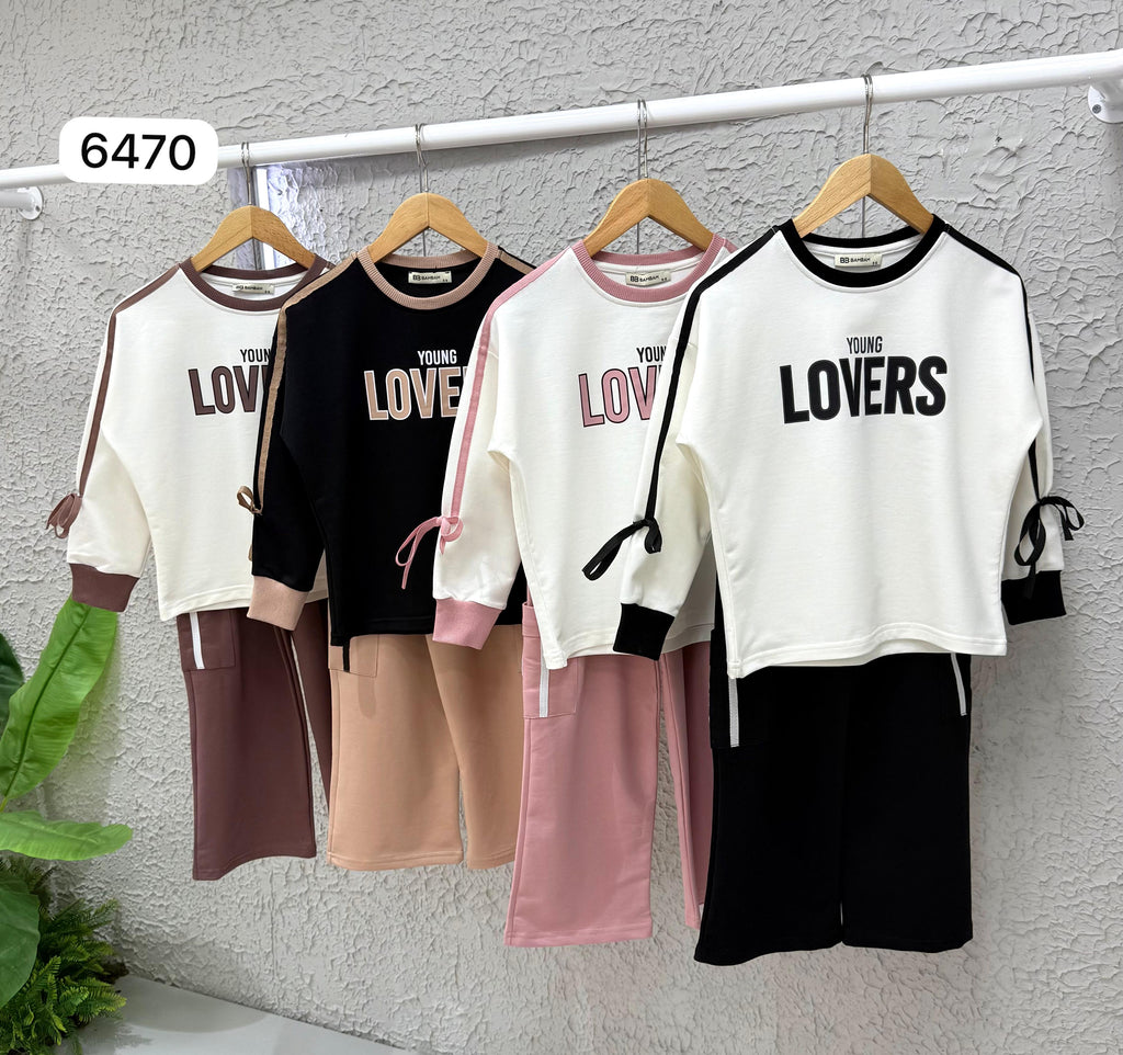 Mädchen-Set „Young Lovers" am Bügel in allen Farben – Braun, Schwarz, Pink und Weiß/Schwarz mit Cargo-Hose und Schleifenärmel