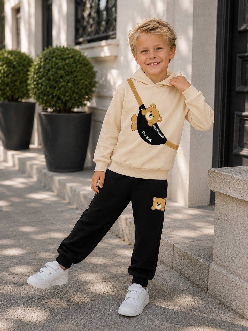 Jungen-Set mit Teddy-Bauchtaschen-Motiv – cremefarbener Hoodie mit Bären-Print und blaue Jogginghose