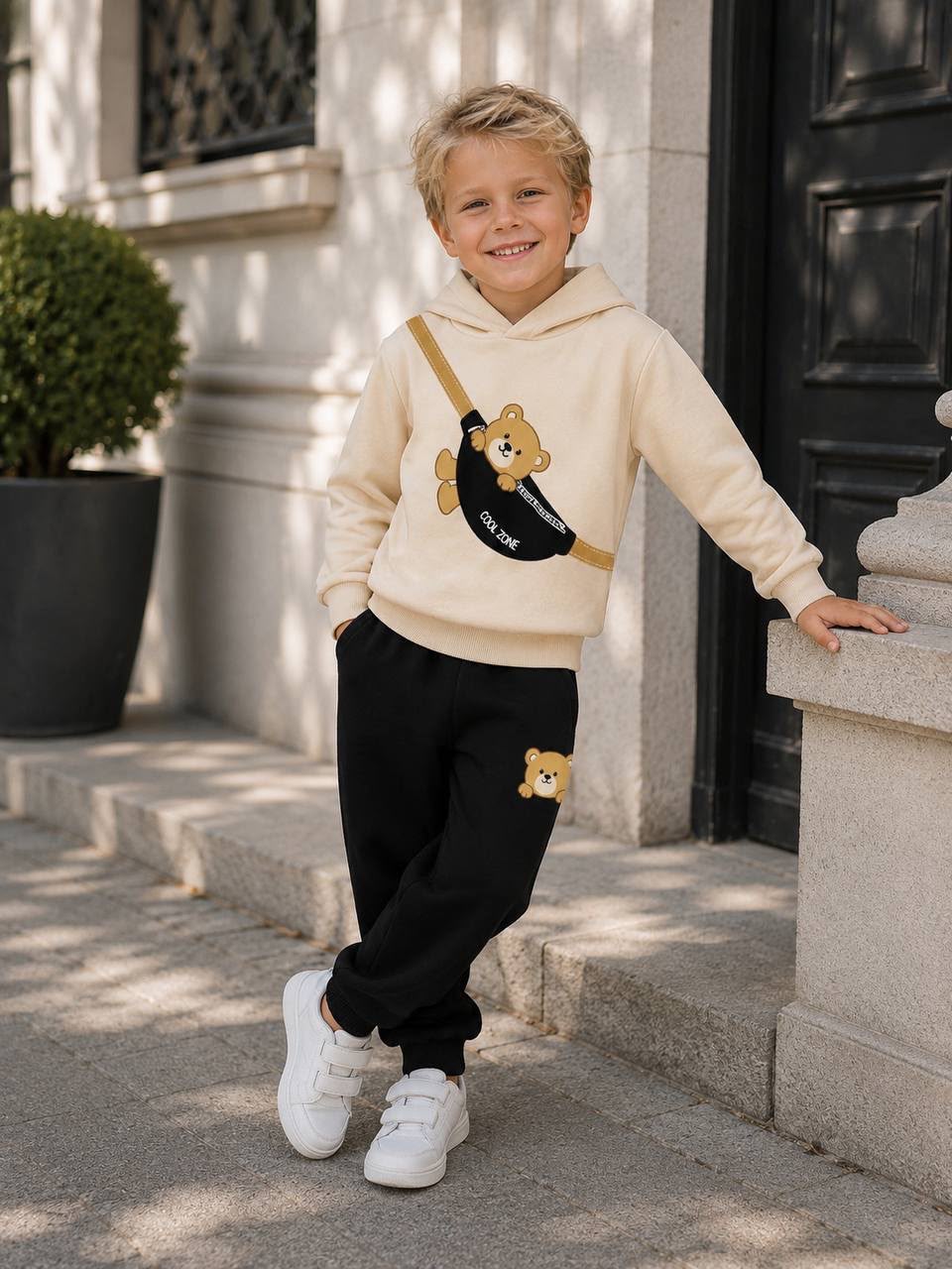 Jungen-Set – cremefarbener Kapuzenpullover mit Bären-Bauchtasche-Print und schwarzer Jogginghose mit Bären-Patch