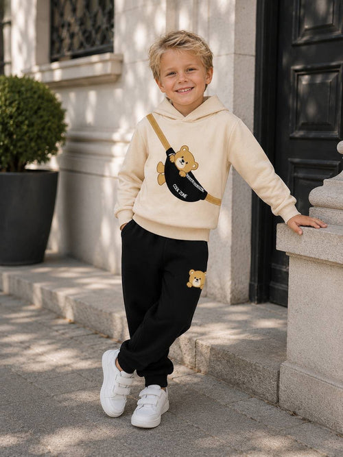 Jungen-Set – cremefarbener Kapuzenpullover mit Bären-Bauchtasche-Print und schwarzer Jogginghose mit Bären-Patch