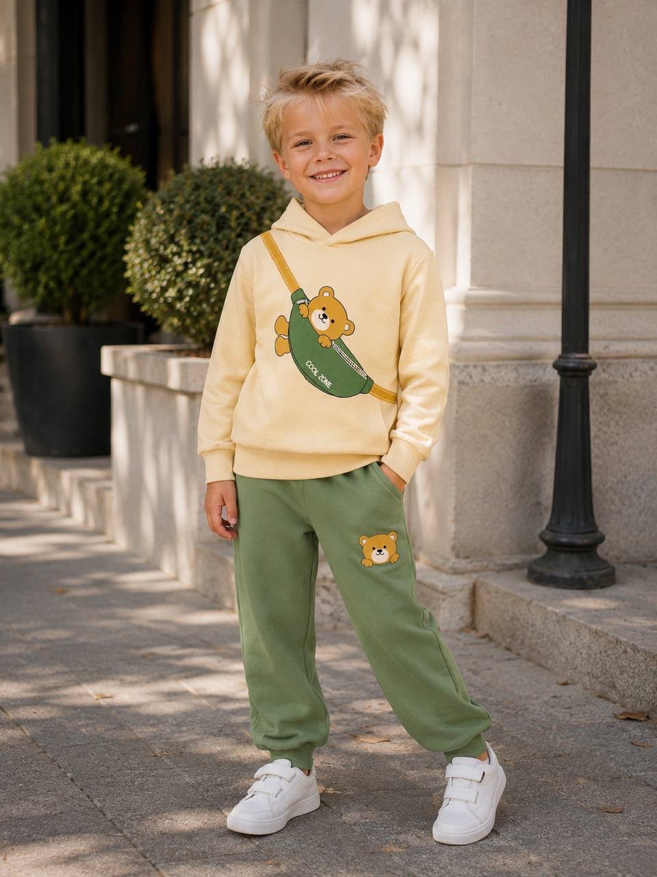 Jungen-Set mit Teddy-Bauchtaschen-Motiv – cremefarbener Hoodie und grüner Jogginghose mit Bären-Applikation