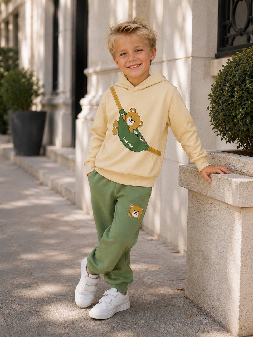 Jungen-Set Teddy Cool Zone Grün am Bügel – cremefarbener Hoodie mit Bären-Print und grüner Jogginghose mit Bären-Patch