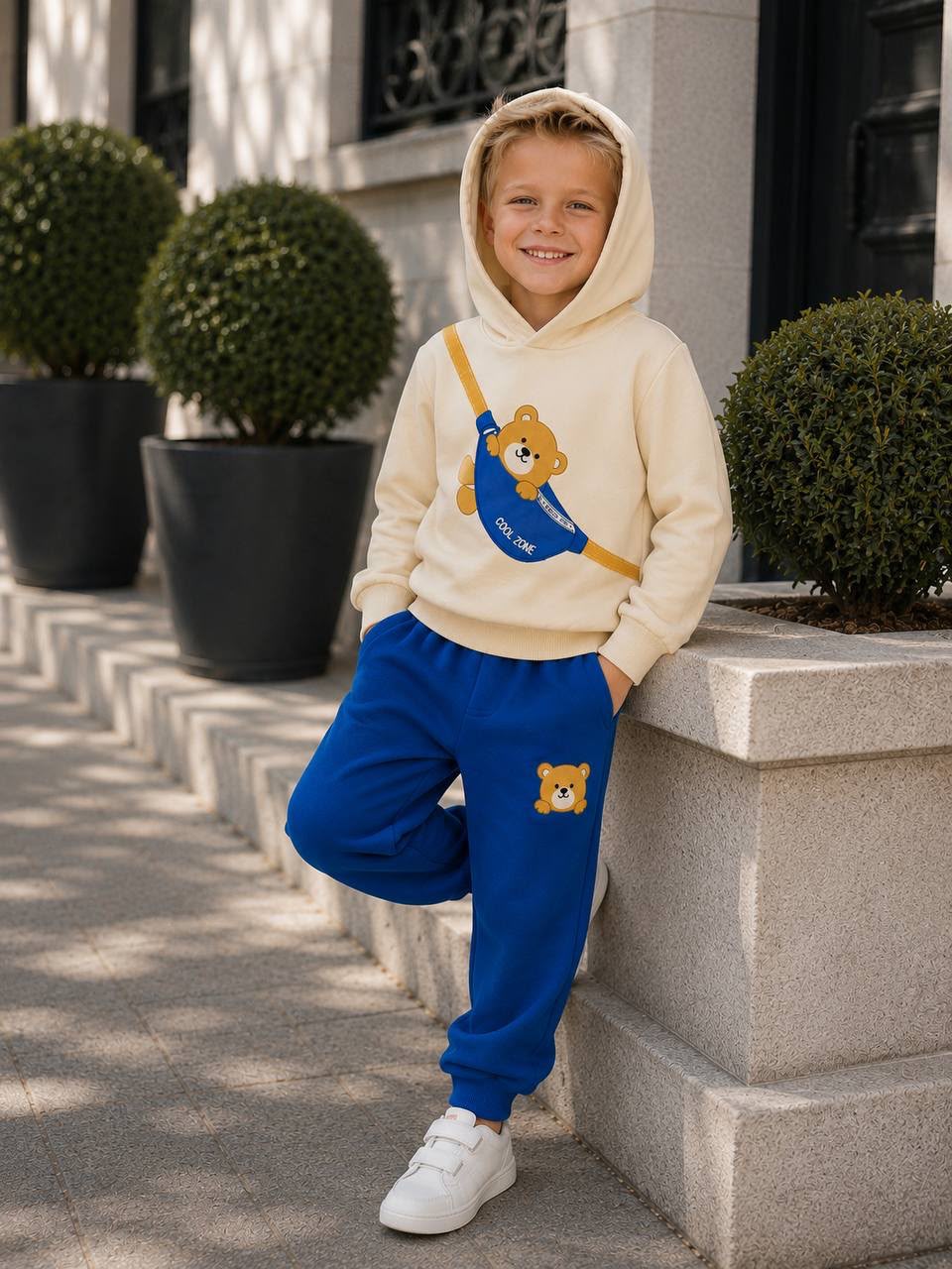 Jungen-Set Teddy Cool Zone Blau - cremefarbener Hoodie mit Bären-Print und blaue Jogginghose mit Bären-Patch