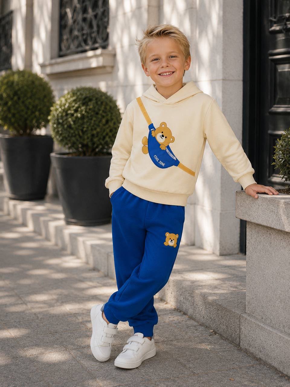 Jungen-Set Teddy in Blau mit hellem Hoodie, Bären-Bauchtaschen-Motiv und passender blauer Hose mit Bären-Applikation