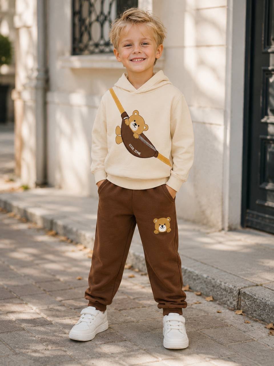 Detailansicht Jungen-Set Teddy Braun – Bären-Bauchtaschen-Print auf cremefarbenem Hoodie mit passender brauner Hose