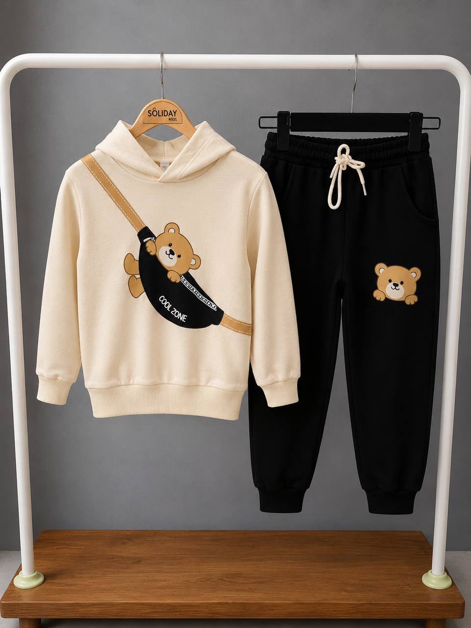 Jungen-Joggingset Teddy – Hoodie mit Bären-Bauchtaschen-Motiv und schwarze Hose mit Bären-Applikation