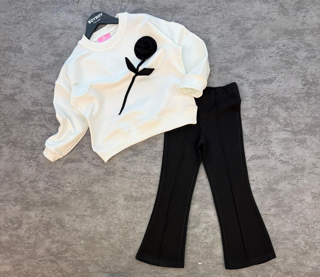 Mädchen-Set 3D-Rose in Weiß – Pullover mit schwarzer 3D-Blumenapplikation und schwarzer Schlaghose