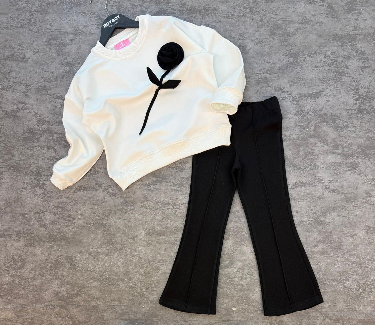 Mädchen-Set 3D-Rose in Weiß – Pullover mit schwarzer 3D-Blumenapplikation und schwarzer Schlaghose
