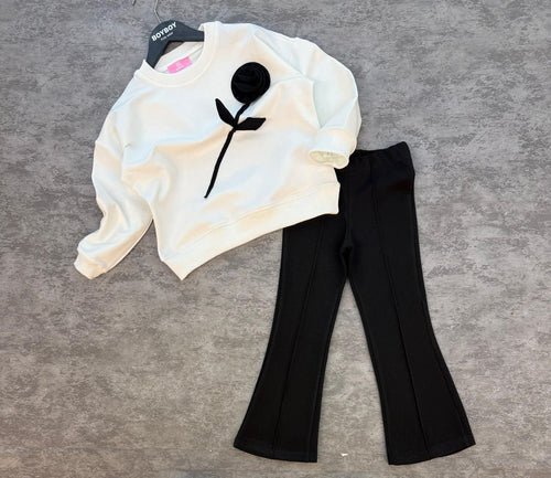 Mädchen-Set 3D-Rose in Weiß – Pullover mit schwarzer 3D-Blumenapplikation und schwarzer Schlaghose