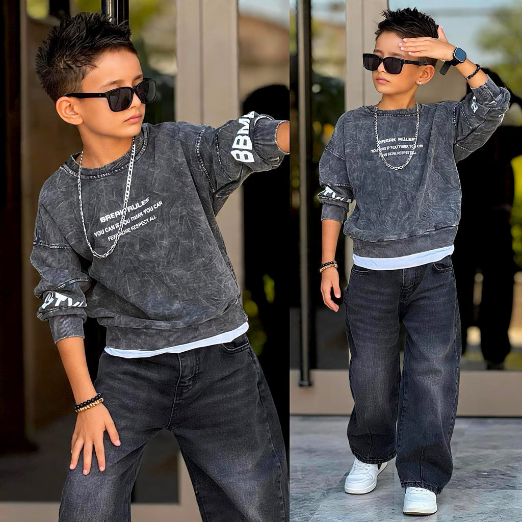 Jungen-Streetwear-Set Washed-Look in Grau – Detailansicht Sweatshirt „Break Rules" und Ganzansicht mit schwarzer Jeans