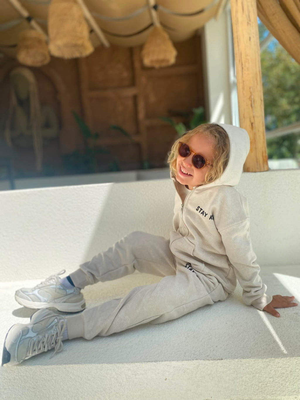 Kinder-Trainingsanzug „Stay Kind“ mit Jacke und Hose in Grau
