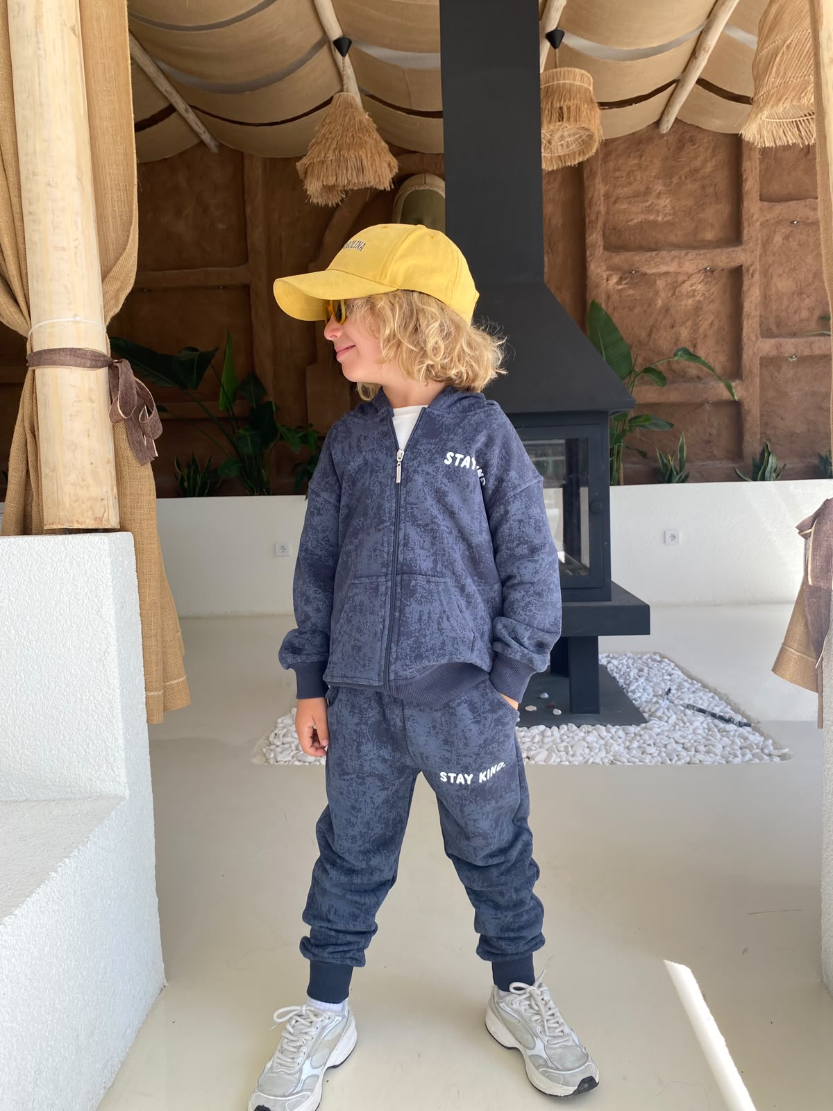 Kinder-Trainingsanzug „Stay Kind“ mit Jacke und Hose in Navy