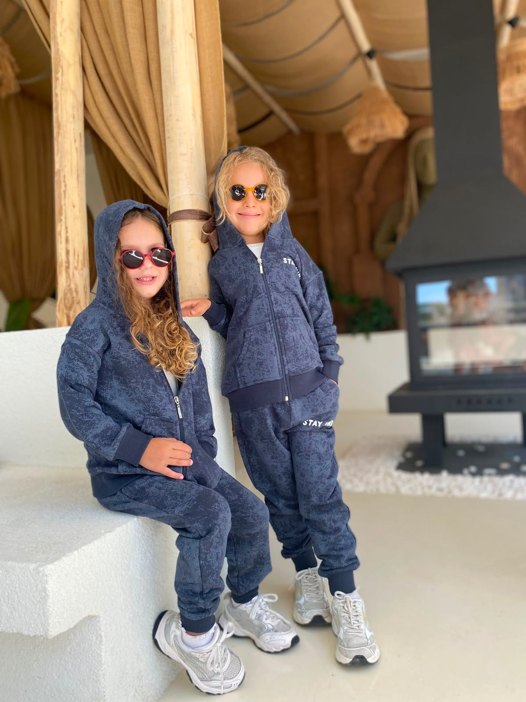 Kinder-Trainingsanzug „Stay Kind“ mit Jacke und Hose