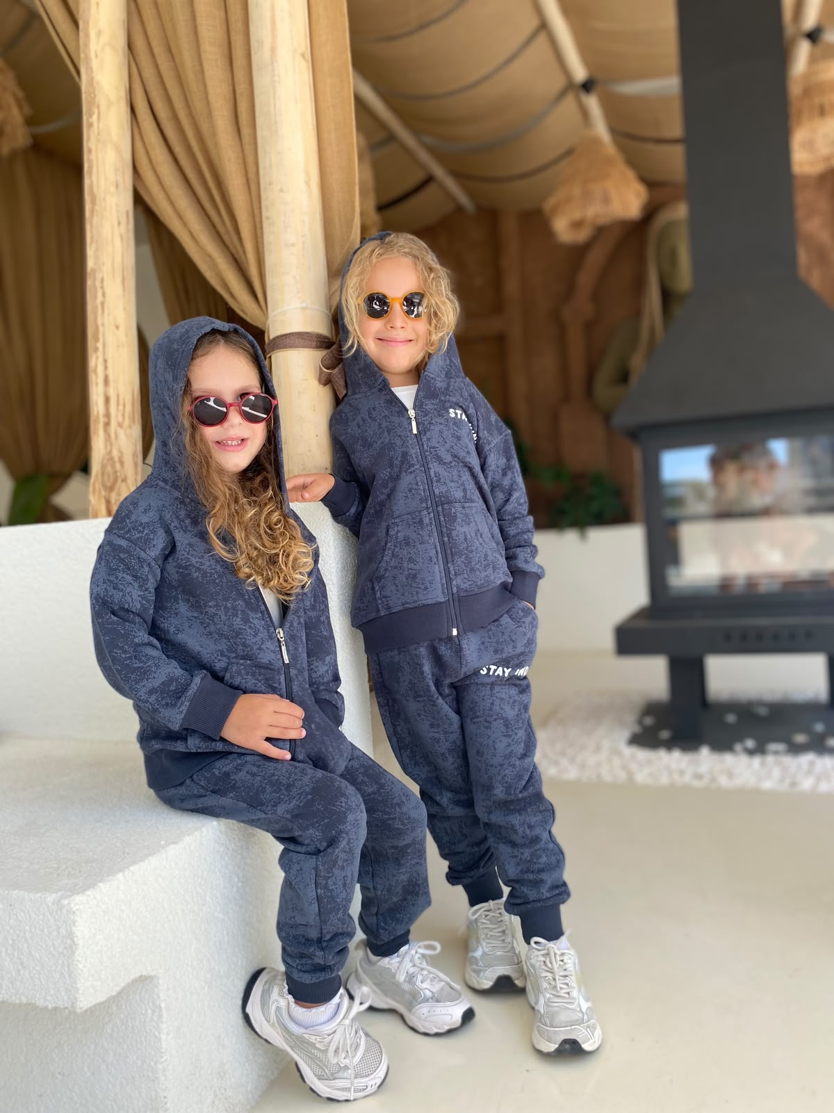 Kinder-Trainingsanzug „Stay Kind“ mit Jacke und Hose