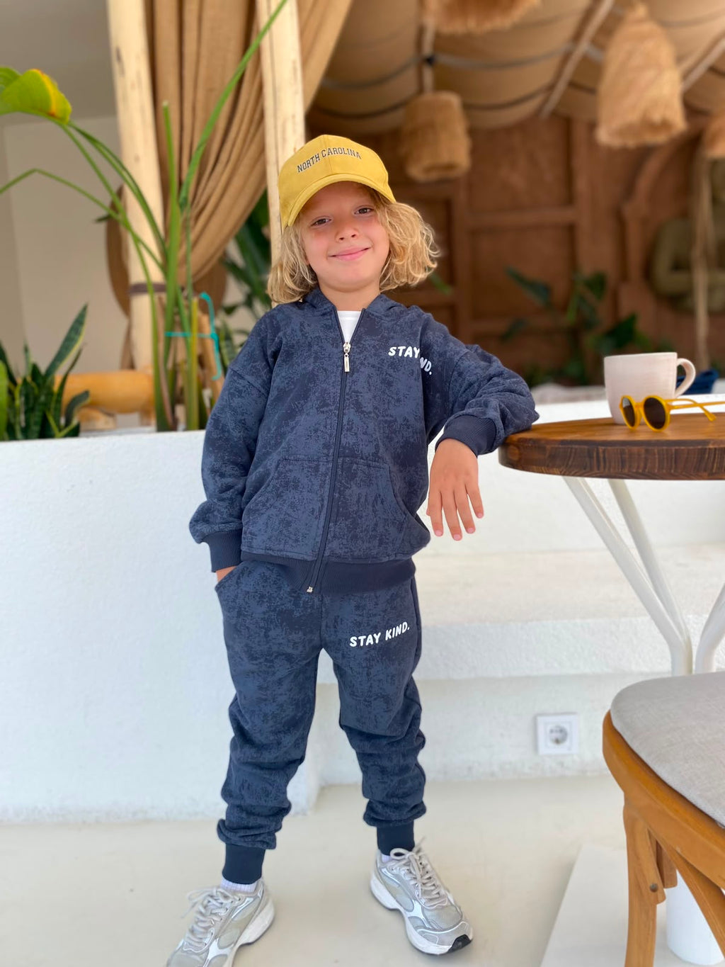Kinder-Trainingsanzug „Stay Kind“ mit Jacke und Hose