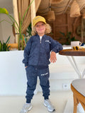 Kinder-Trainingsanzug „Stay Kind“ mit Jacke und Hose