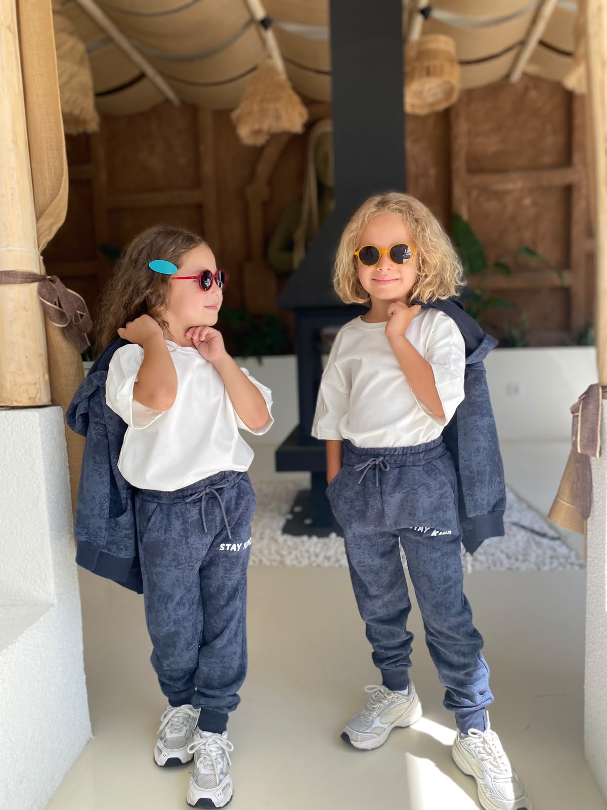Kinder-Trainingsanzug „Stay Kind“ mit Jacke und Hose