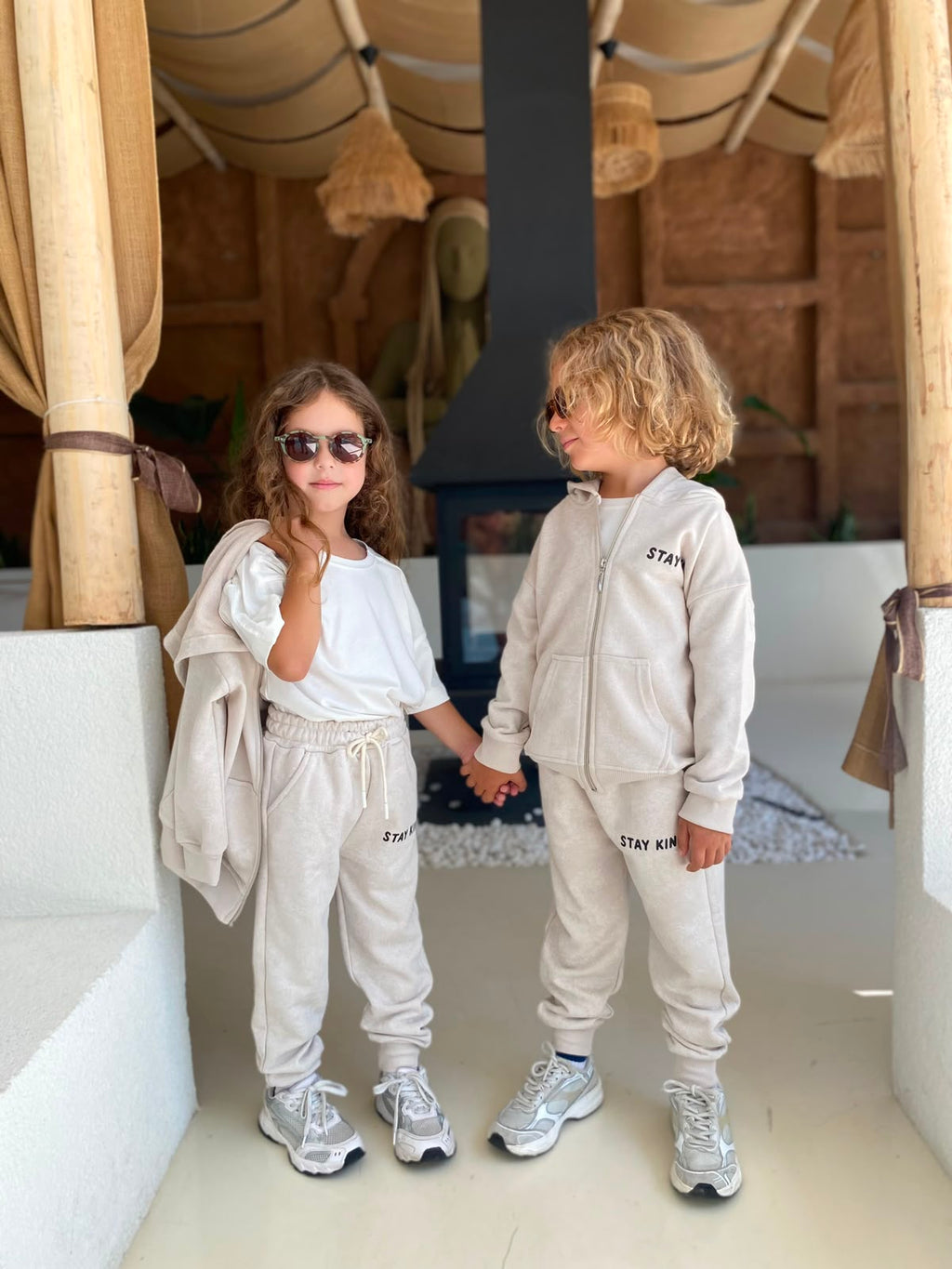 Kinder-Trainingsanzug „Stay Kind“ mit Jacke und Hose