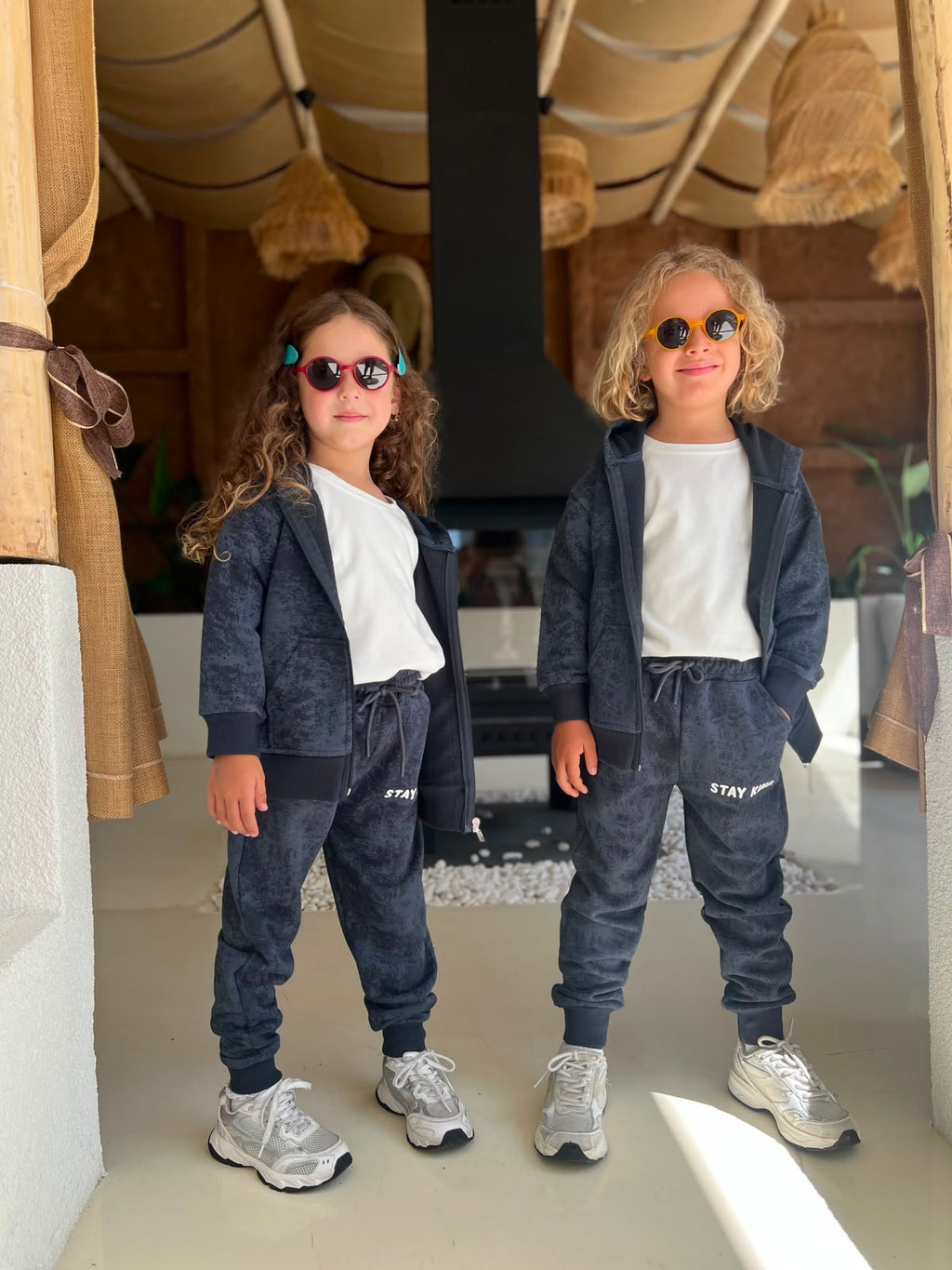 Kinder-Trainingsanzug „Stay Kind“ mit Jacke und Hose