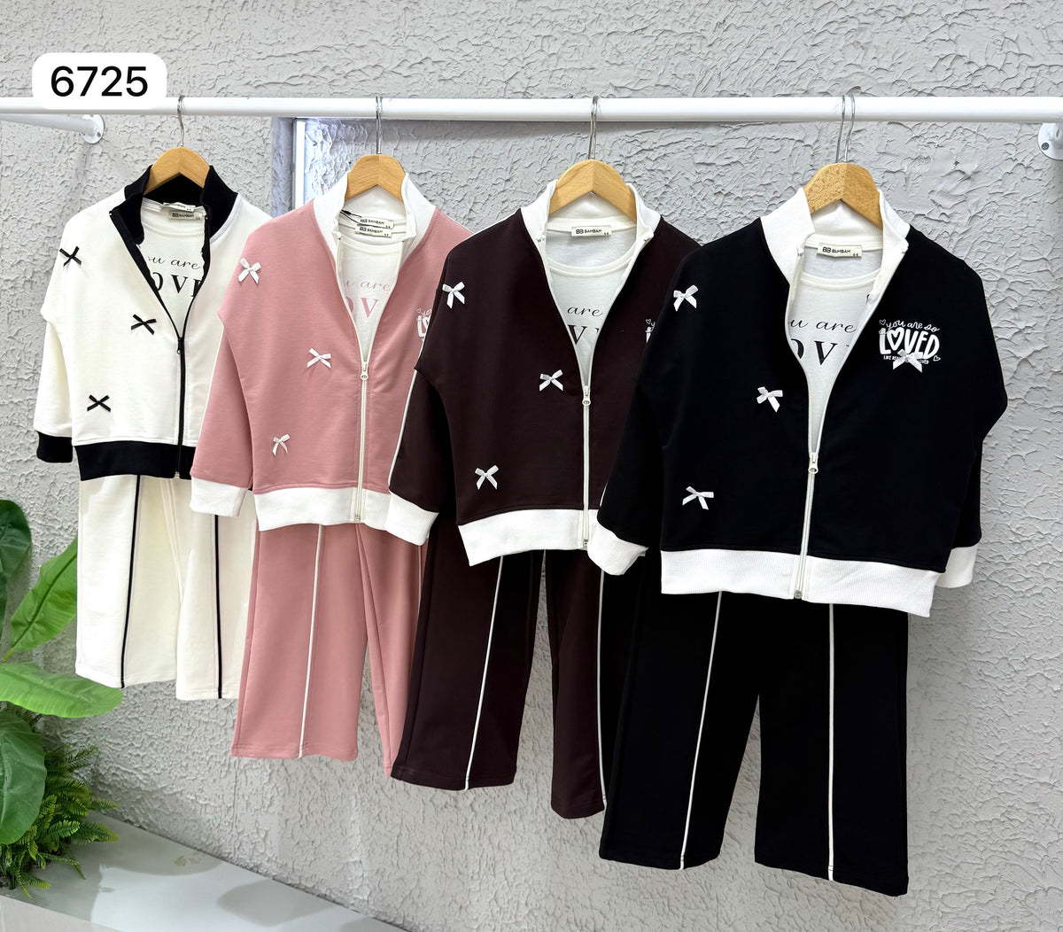 Detailansicht des zweiteiligen Mädchen-Sets mit LOVED-Print und Schleifenapplikationen