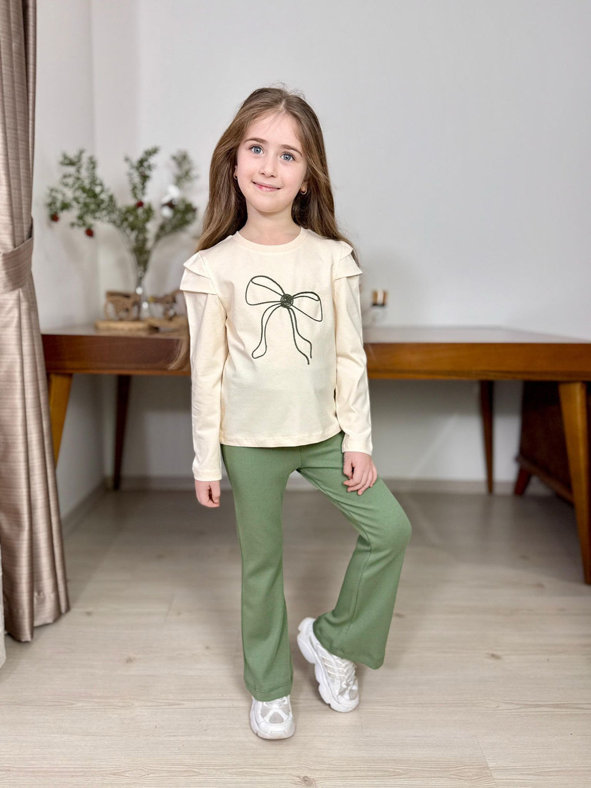 Schleifen-Liebe – Mädchen-Set mit Rüschen & Schlaghose- Grün
