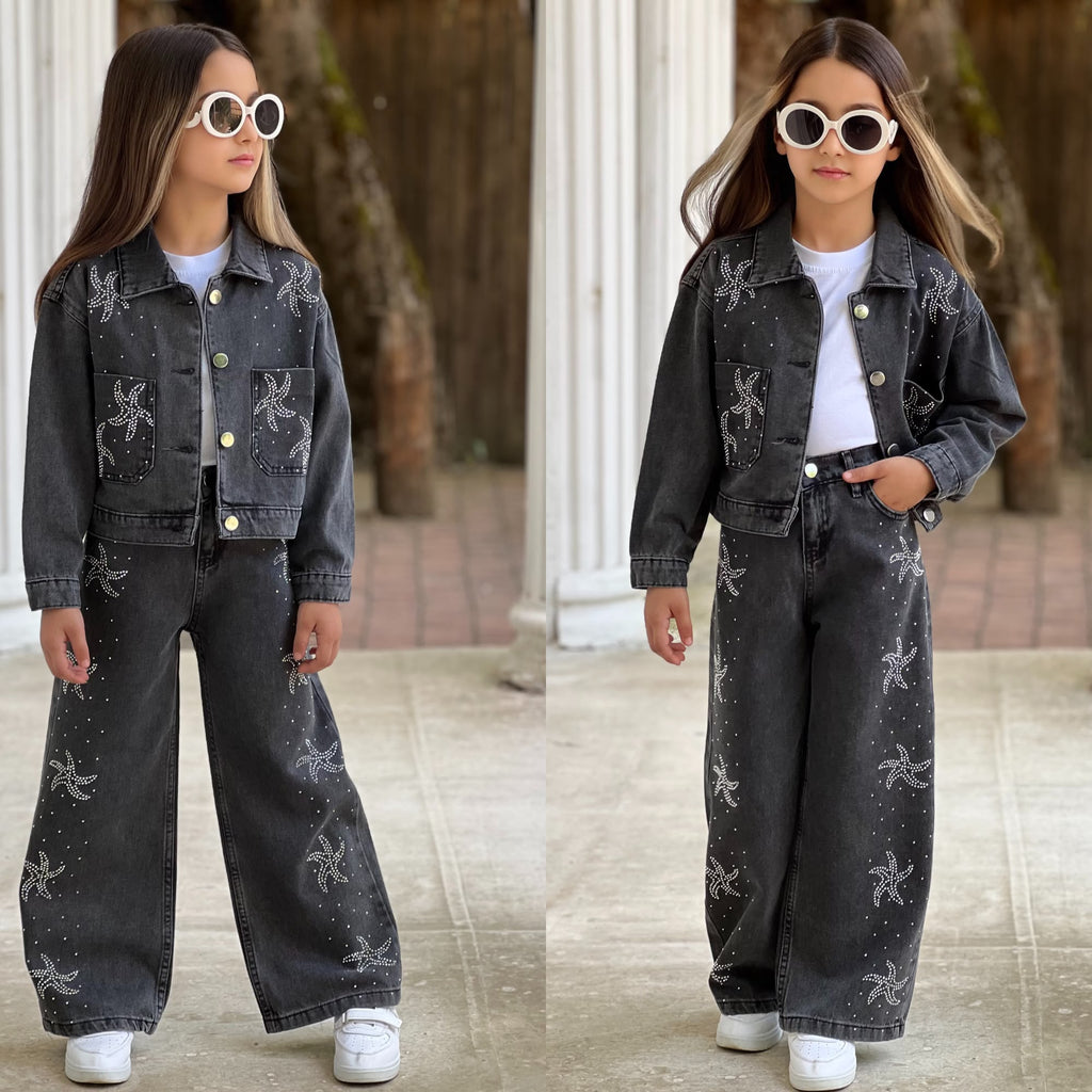 Mädchen im schwarzen 3-teiligen Denim-Set mit Glitzersternchen