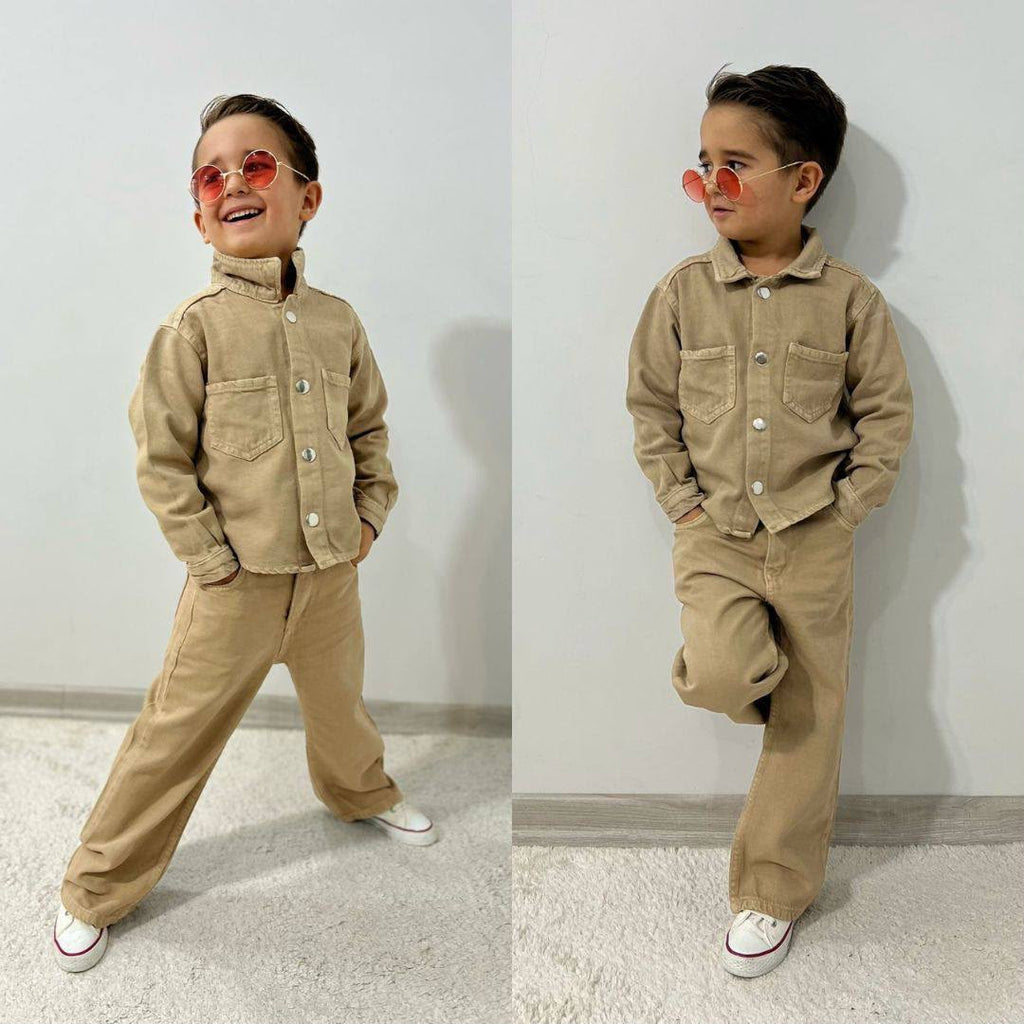 Junge trägt camelfarbenes 2-teiliges Kinder-Set mit Jeansjacke und Wide-Leg-Hose – Frontansicht | Kleiderli